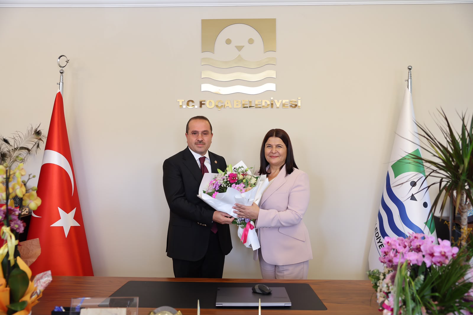 AK Parti İzmir Milletvekili Yaşar Kırkpınar, Foça’da sanayicilerden esnaflara, balıkçılardan