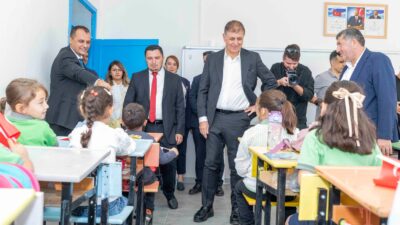 İzmir Büyükşehir Belediyesi’nin yenilediği Bayındır Kızıloba İlkokulu, öğrencilerini daha güvenli