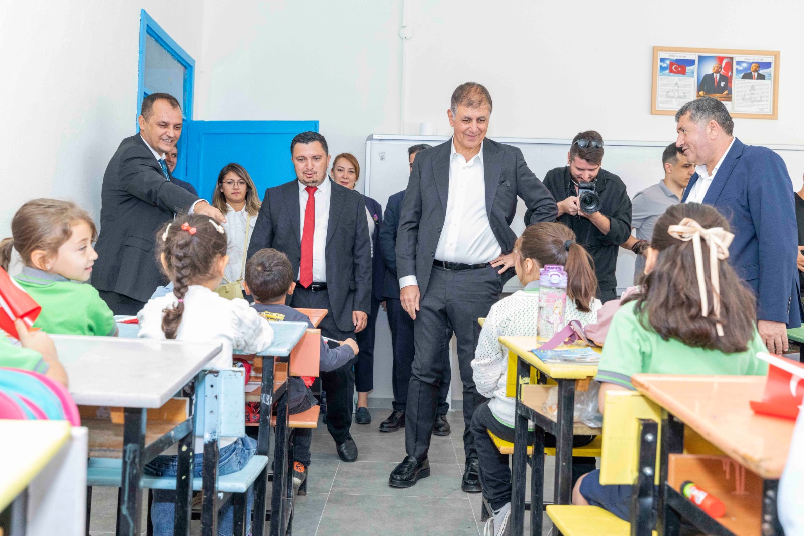 İzmir Büyükşehir Belediyesi’nin yenilediği Bayındır Kızıloba İlkokulu, öğrencilerini daha güvenli