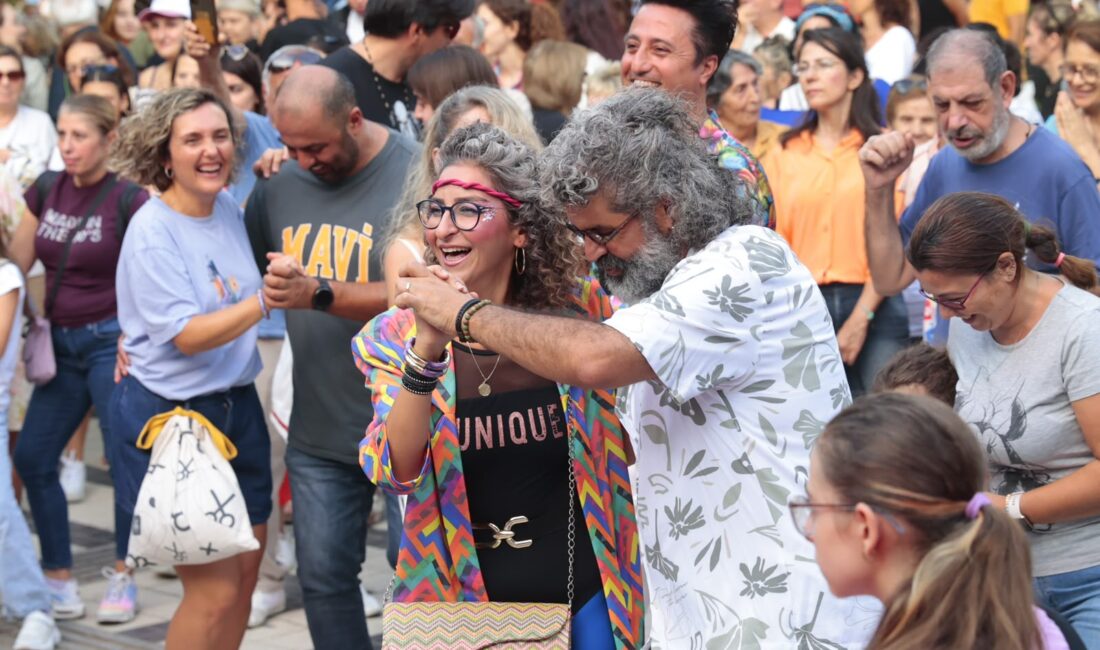 Konak Belediyesi’nin Güzelyalı Fuat Göztepe Parkı’nda düzenlediği 80’ler 90’lar Şenliği,