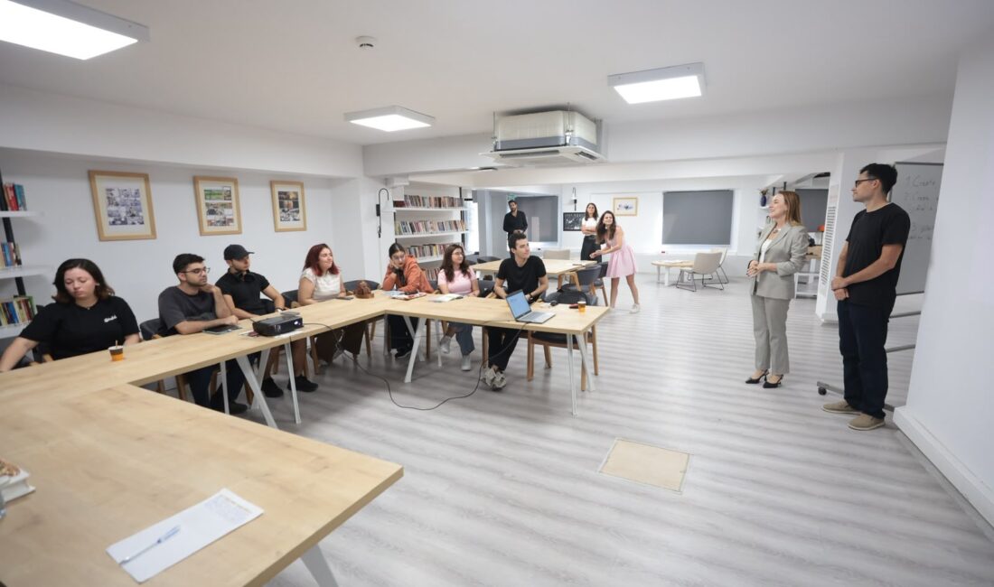 Konak Belediyesi’nin düzenlediği Yapay Zeka Atölyesi’nde gençler, yapay zeka araçlarını