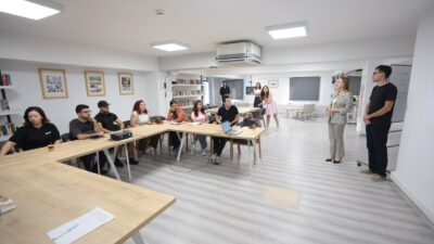 Konak Belediyesi’nin düzenlediği Yapay Zeka Atölyesi’nde gençler, yapay zeka araçlarını