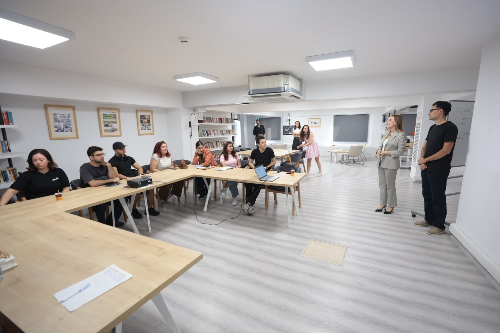 Konak Belediyesi’nin düzenlediği Yapay Zeka Atölyesi’nde gençler, yapay zeka araçlarını