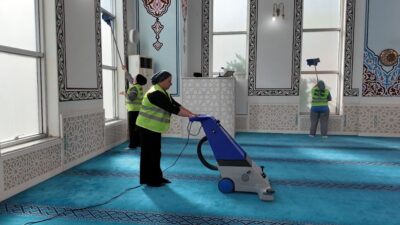 Menderes Belediyesi, ilçe genelindeki camilerde temizlik çalışmalarını sürdürüyor. Ekipler, ibadethaneleri