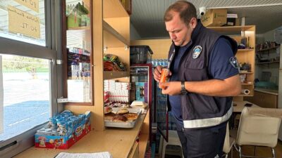 Menderes Belediyesi Zabıta ekipleri, öğrencilerin sağlıklı ve güvenilir gıdaya ulaşabilmesi