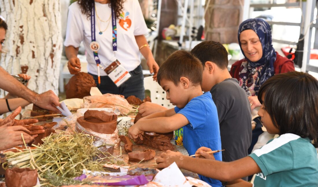 5’inci Uluslararası Menemen Çömlek Festivali kapsamında düzenlenen &ldquo;İyilik yap, denize