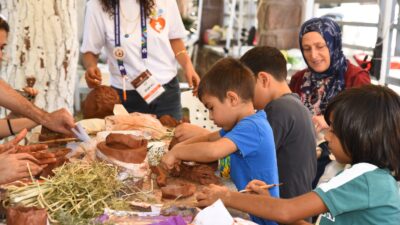 5’inci Uluslararası Menemen Çömlek Festivali kapsamında düzenlenen &ldquo;İyilik yap, denize