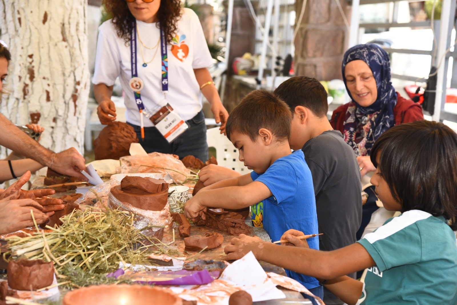 5’inci Uluslararası Menemen Çömlek Festivali kapsamında düzenlenen &ldquo;İyilik yap, denize