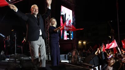 Menemen Belediyesi’nin düzenlediği Kurtuluş Şenliği, Cumhuriyet Meydanı’nda on binlerce kişinin