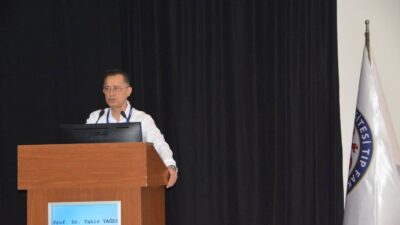 Ege Üniversitesi Tıp Fakültesine yeni başlayan öğrencilerle buluşan Rektör Yardımcısı