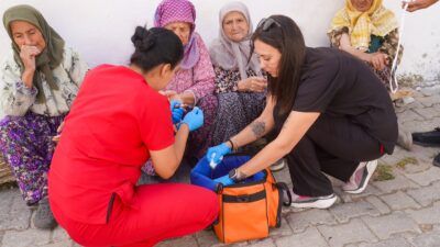 Seferihisar Belediyesi’nin Evde Sağlık Ekibi, Beyler Köyü’nde vatandaşları ziyaret ederek