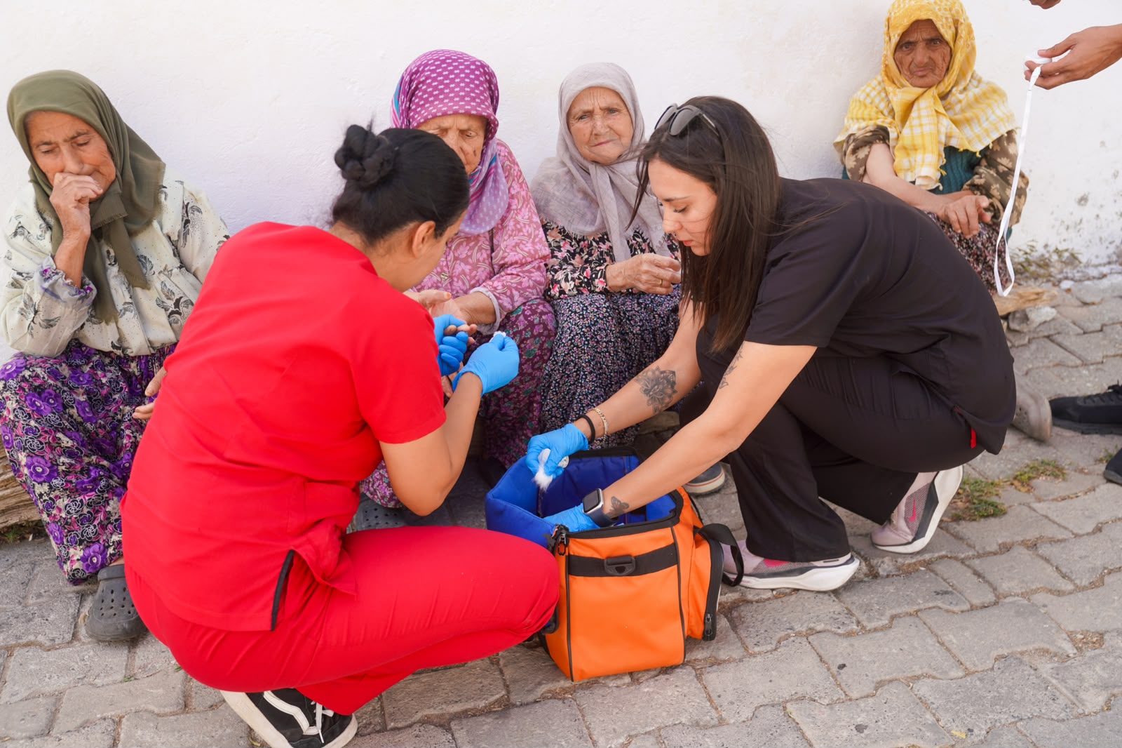 Seferihisar Belediyesi’nin Evde Sağlık Ekibi, Beyler Köyü’nde vatandaşları ziyaret ederek