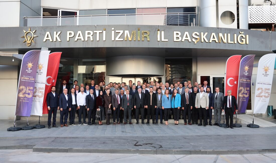 AK Parti İzmir İl Başkanı Bilal Saygılı, İzmir İl Başkanlığı’nda