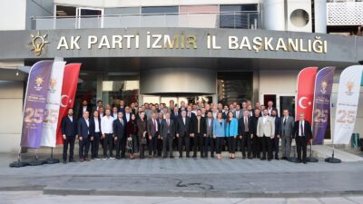 AK Parti İzmir İl Başkanı Bilal Saygılı, İzmir İl Başkanlığı’nda