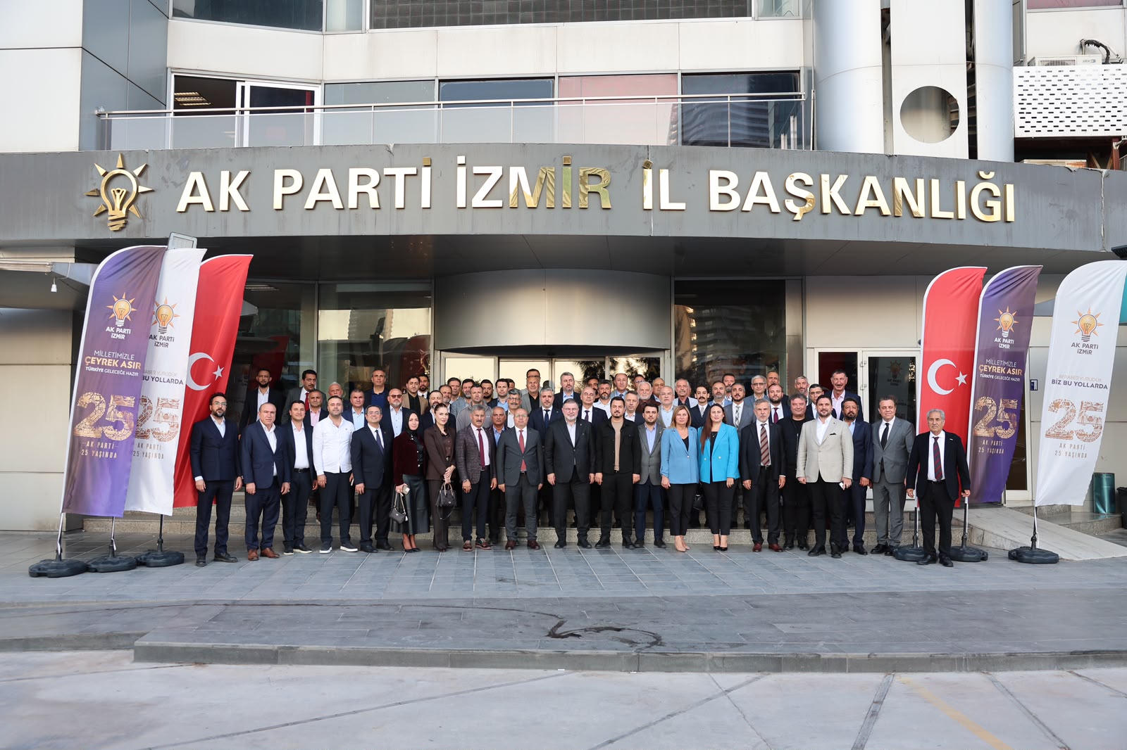 AK Parti İzmir İl Başkanı Bilal Saygılı, İzmir İl Başkanlığı’nda