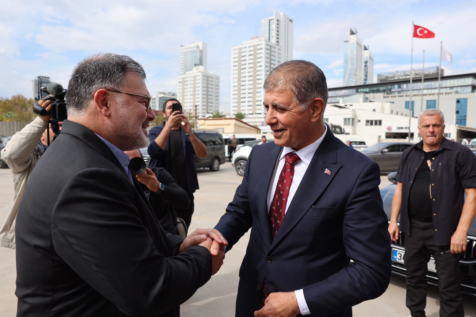AK Parti’ye katılan İzmir Büyükşehir Belediye Başkanı Cemil Tugay’dan, AK