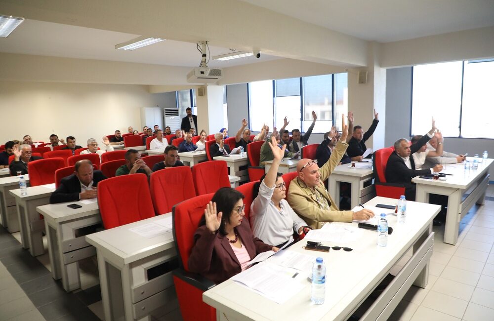 Menderes Belediyesi’nin 2027 yılı bütçesi mecliste kabul edilirken, Başkan V.