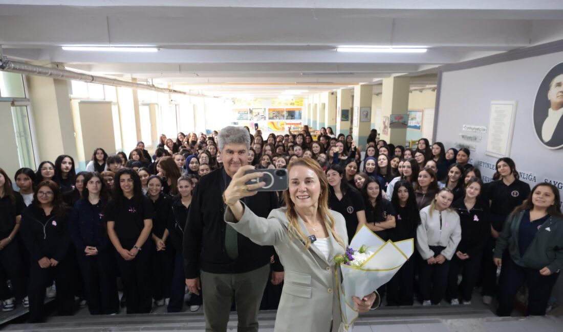 Dünya Kız Çocukları Günü sebebiyle ilçedeki liseleri ziyaret eden Konak