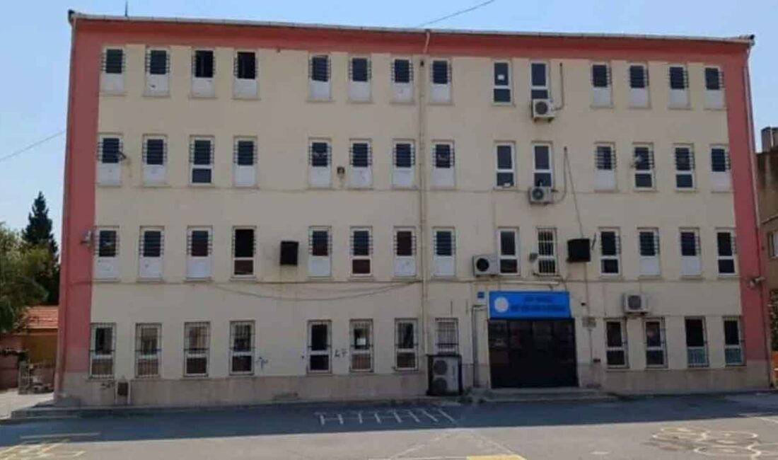 İzmir’in Bayraklı ilçesindeki Şehit Uğur Sarıkaya Ortaokulu’nda bir öğrencinin çantasında