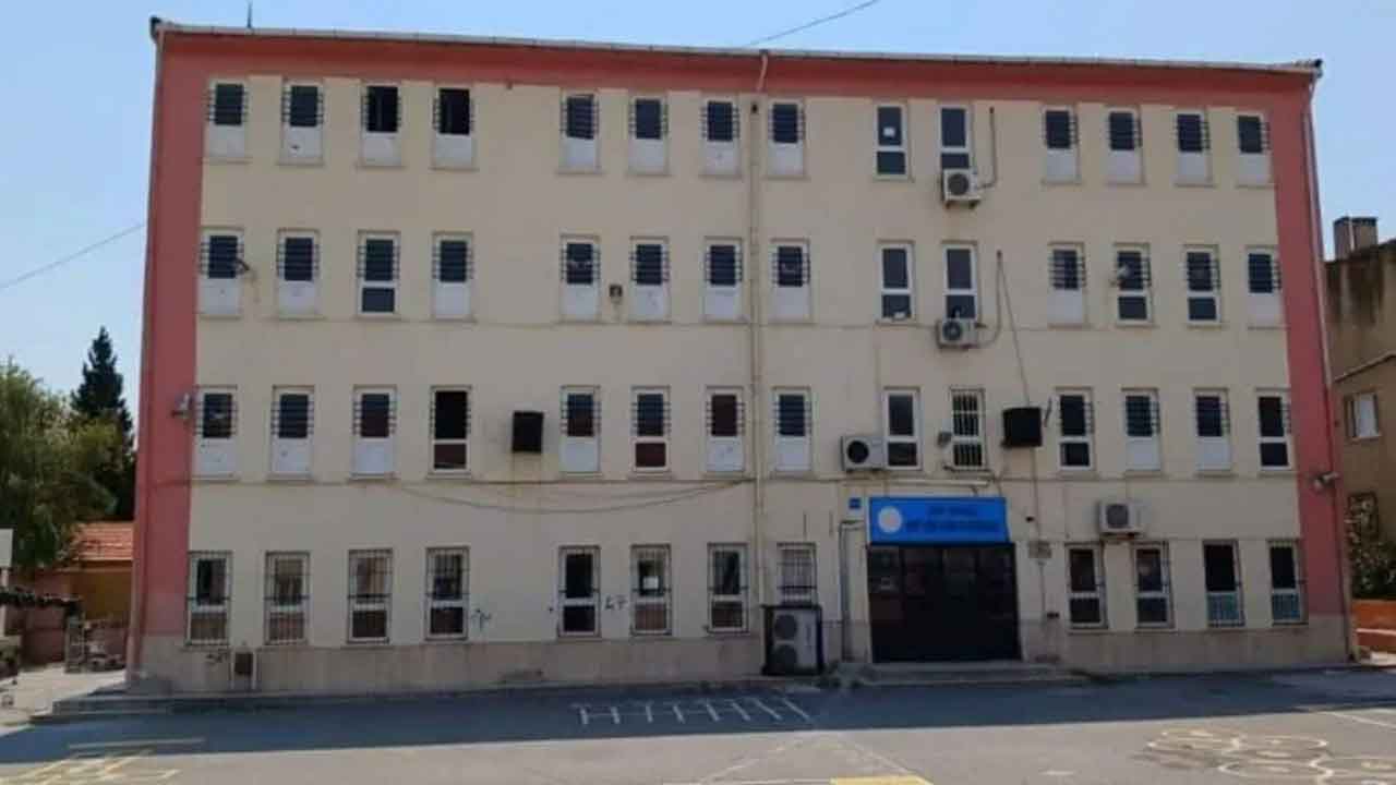 İzmir’in Bayraklı ilçesindeki Şehit Uğur Sarıkaya Ortaokulu’nda bir öğrencinin çantasında
