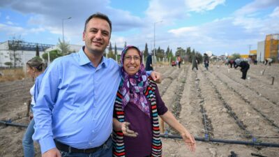 Bornova Belediyesi, 9 kent bostanında kışlık fide dikimini başlatırken 1160