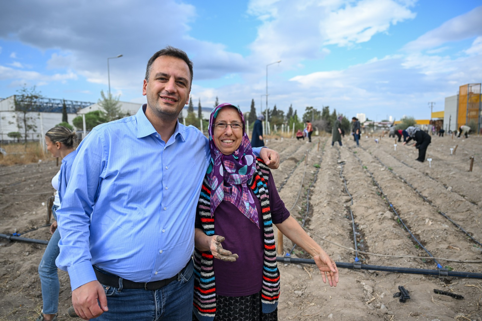 Bornova Belediyesi, 9 kent bostanında kışlık fide dikimini başlatırken 1160