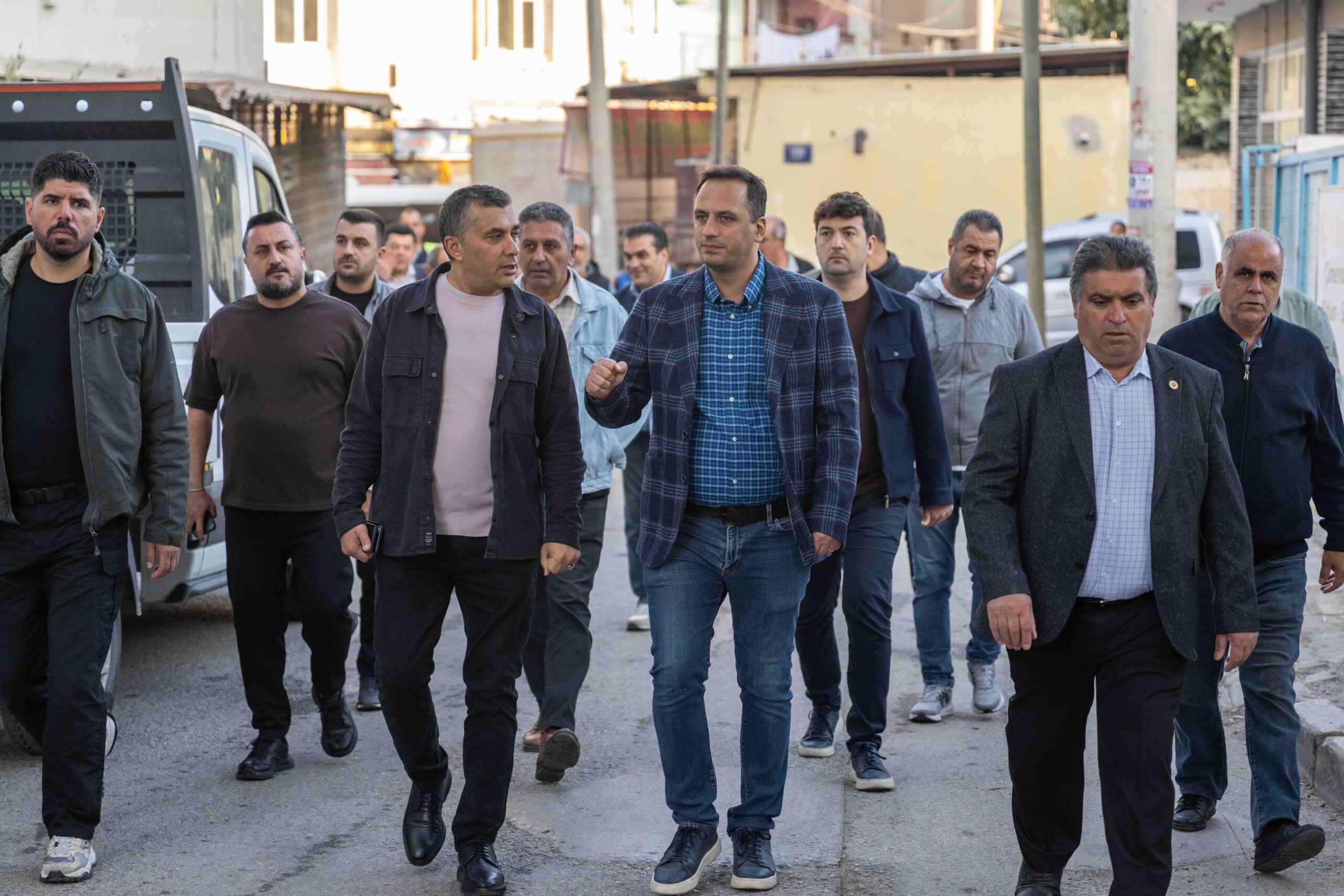 Bornova Belediye Başkanı Ömer Eşki, Naldöken Mahallesi’ni ziyaret ederek vatandaşların