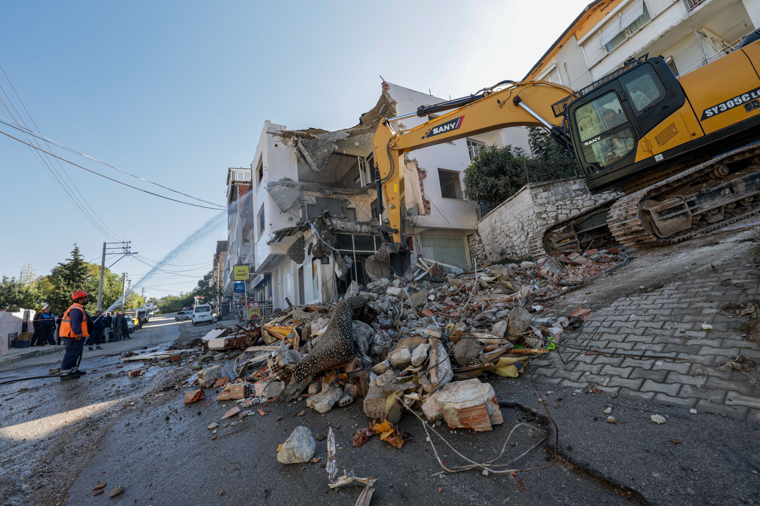 İzmir’de Buca ile Bornova arasındaki ulaşımı kolaylaştırması hedeflenen Onat Tüneli