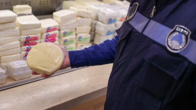 Buca’da zabıta ekiplerinin Şirinyer’deki bir şarküteride yaptığı denetimde son kullanma
