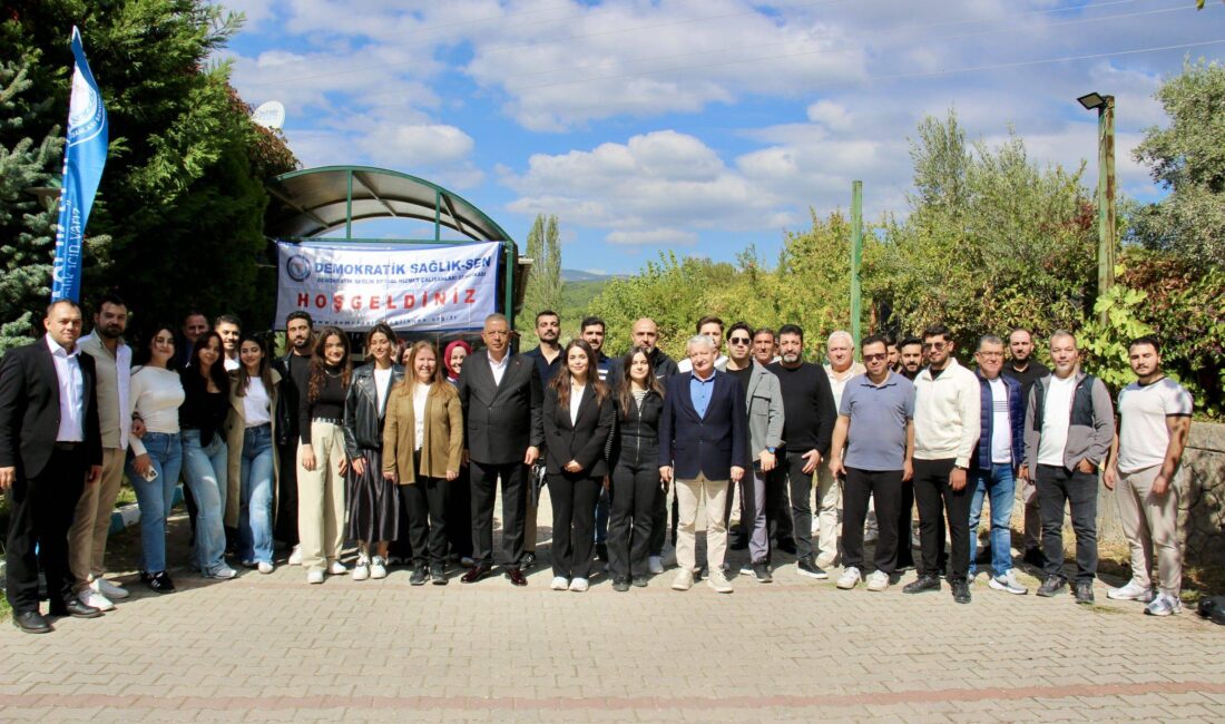 Demokratik Sağlık Sen Ailesi, Bornova Çiçekliköy'de düzenlenen kahvaltı etkinliğinde buluştu.