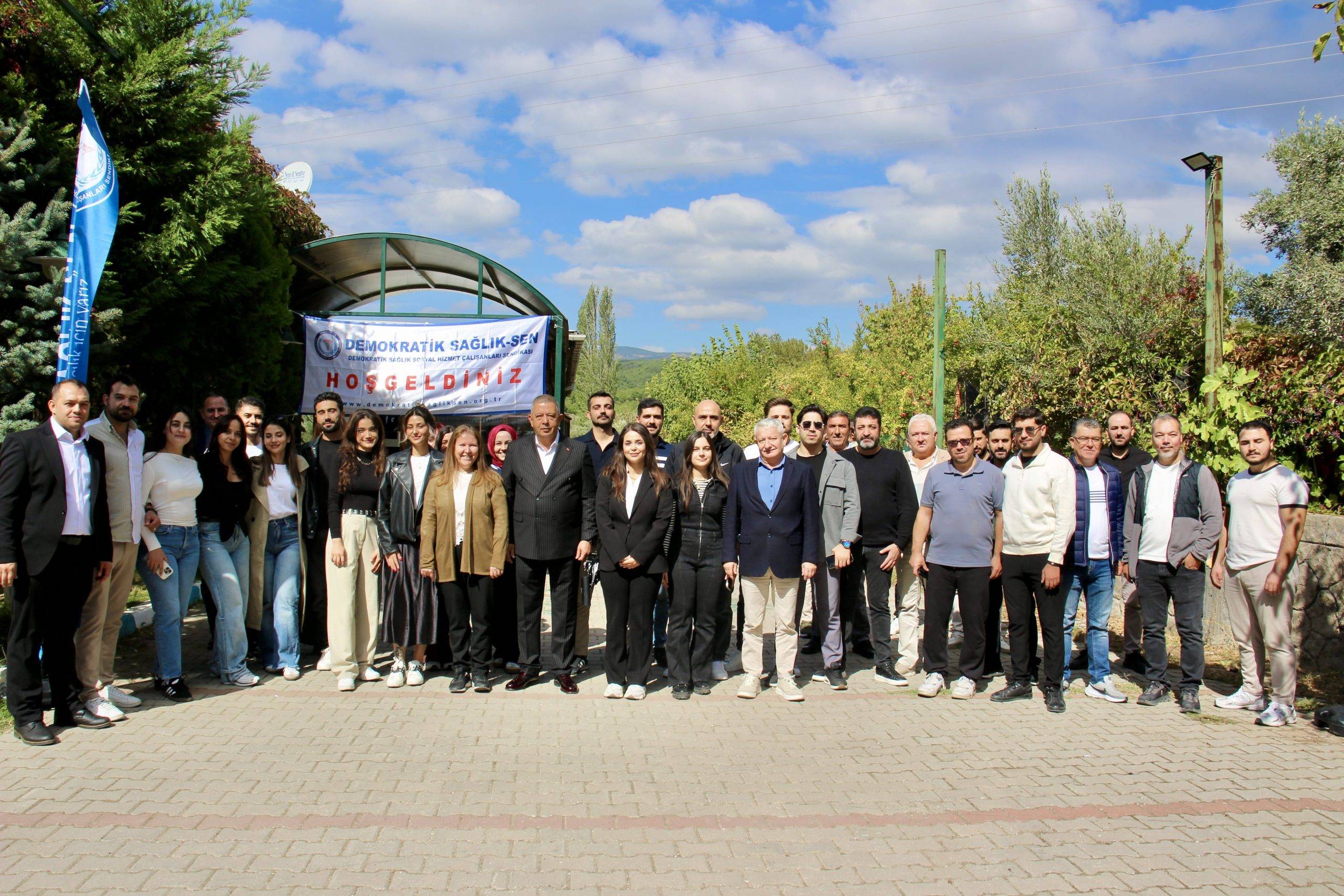Demokratik Sağlık Sen Ailesi, Bornova Çiçekliköy'de düzenlenen kahvaltı etkinliğinde buluştu.