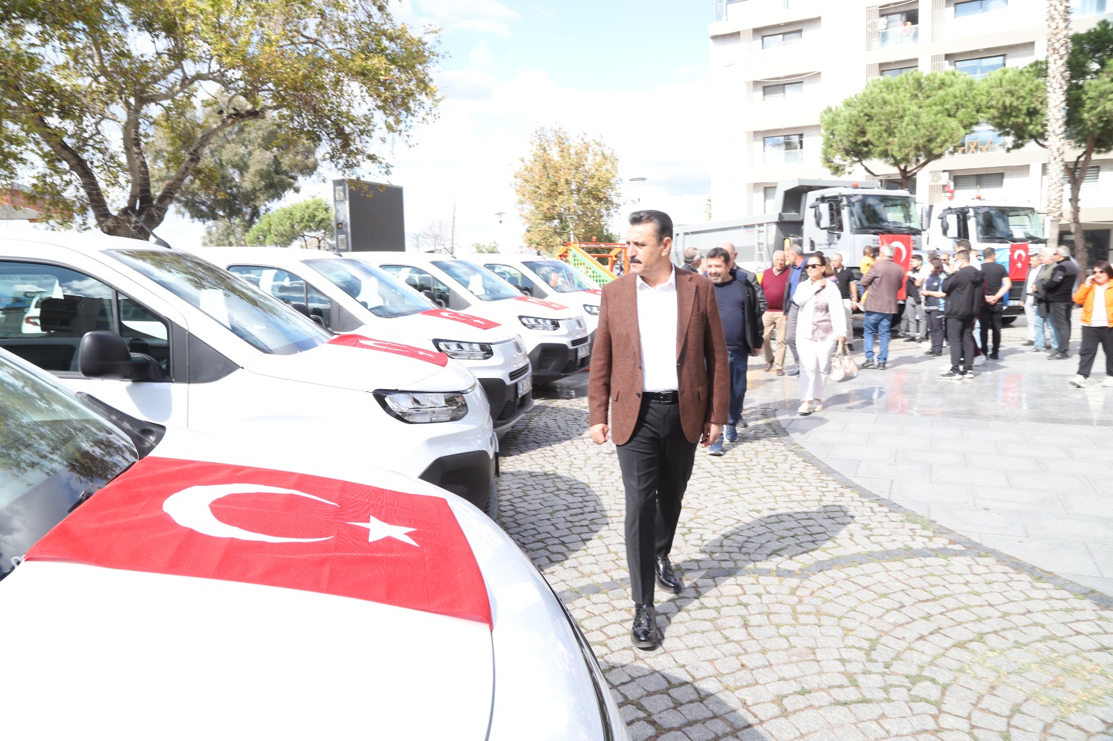 Dikili Belediyesi, hizmet filosuna 9 yeni araç eklerken doğal gaz