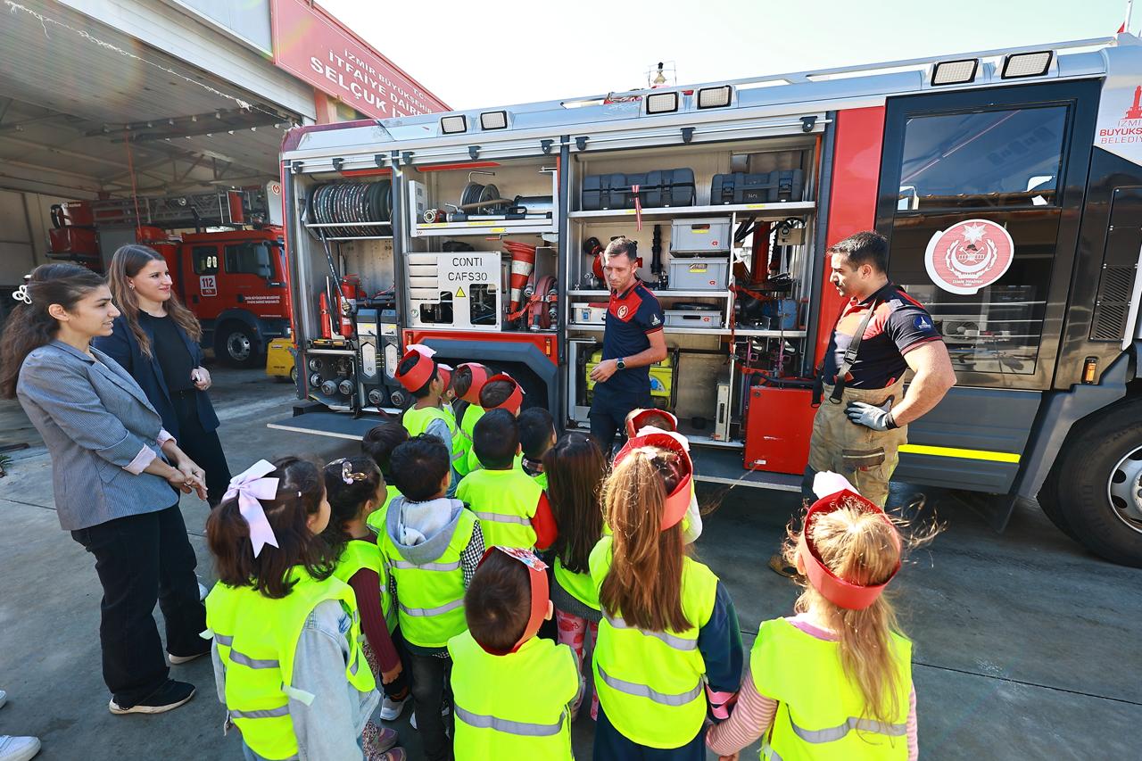 Efes Selçuk Belediyesi bünyesindeki çocuk birimlerinde eğitim gören minikler, İtfaiye