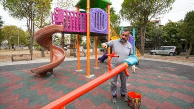 Gaziemir Belediyesi, ilçedeki parklarda bakım ve yenileme çalışmalarını sürdürüyor. Şehit