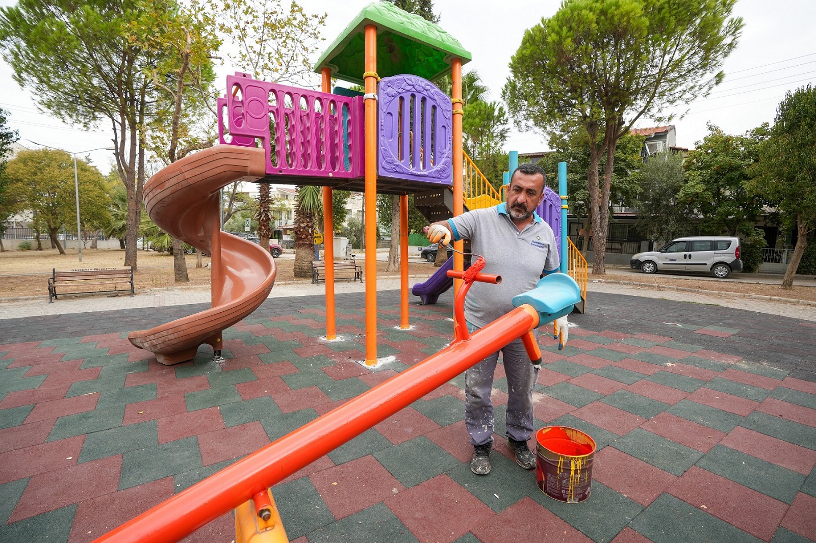 Gaziemir Belediyesi, ilçedeki parklarda bakım ve yenileme çalışmalarını sürdürüyor. Şehit