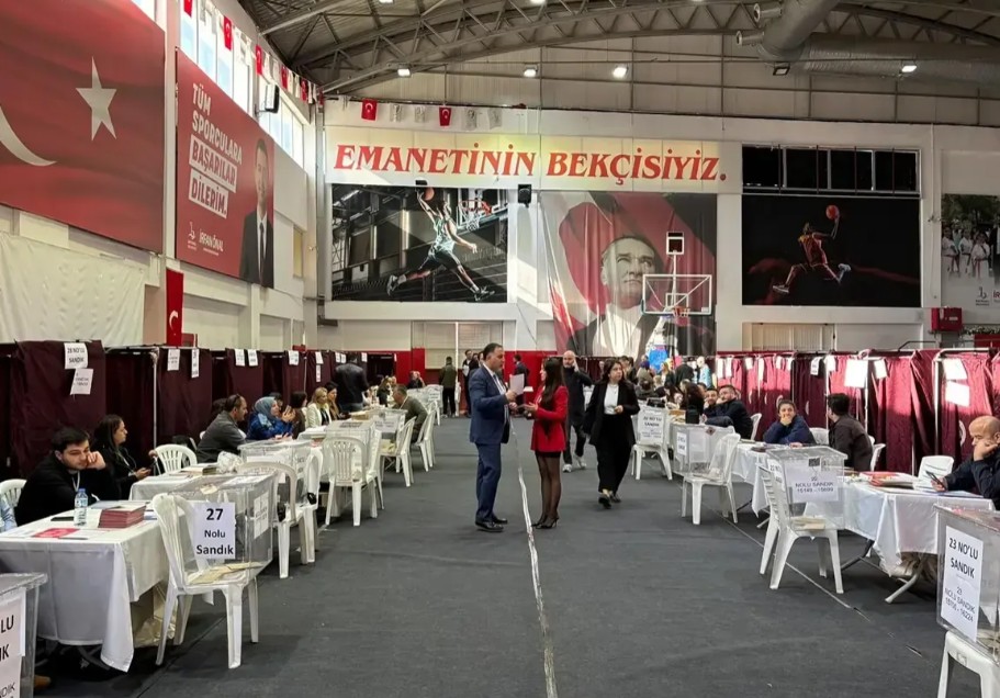 İzmir Barosu’nun yeni başkanı ve yönetim kadrosunu belirleyecek seçimlerde dört