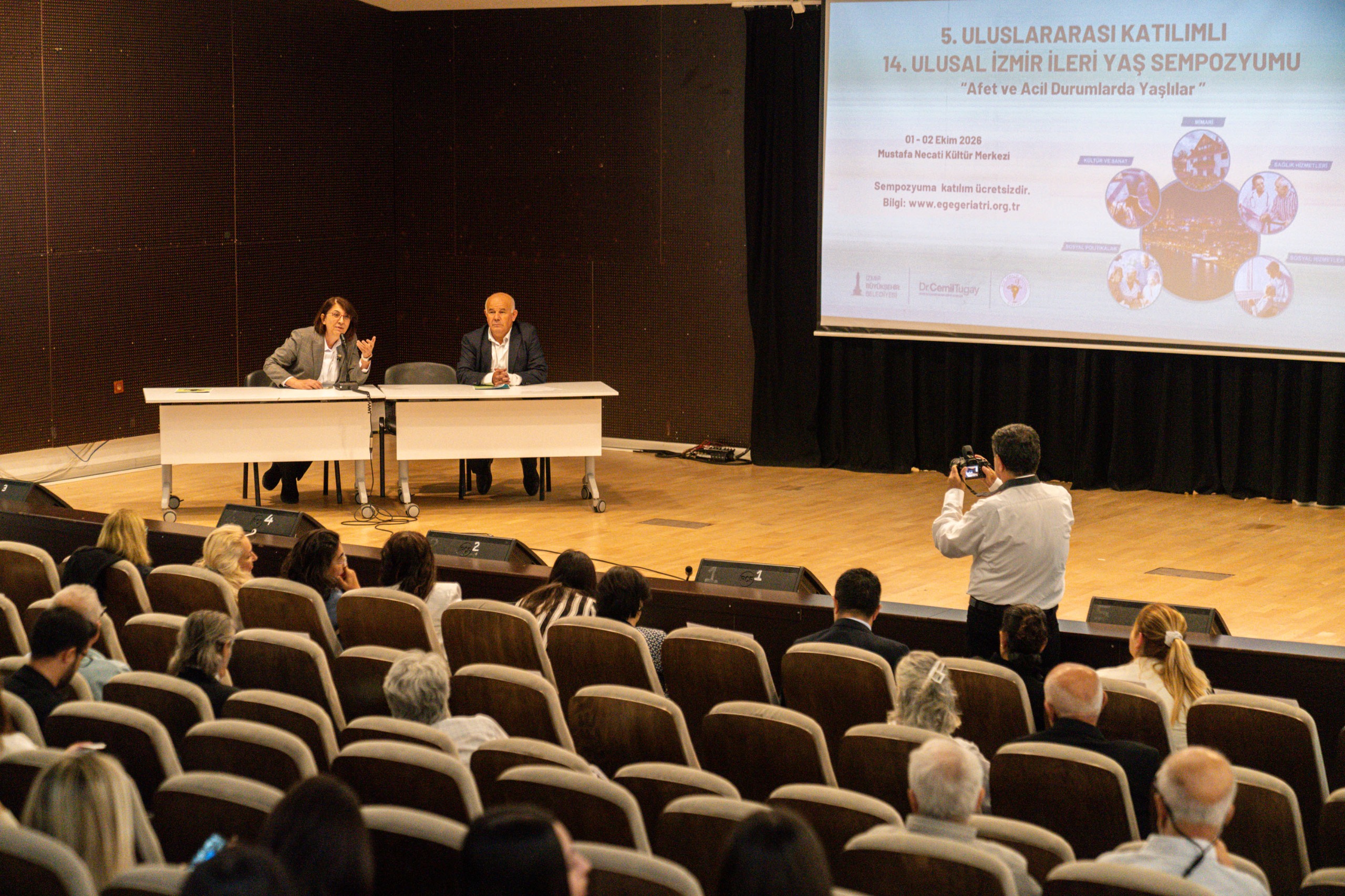 İzmir Büyükşehir Belediyesi ve Ege Geriatri Derneği iş birliğiyle düzenlenen