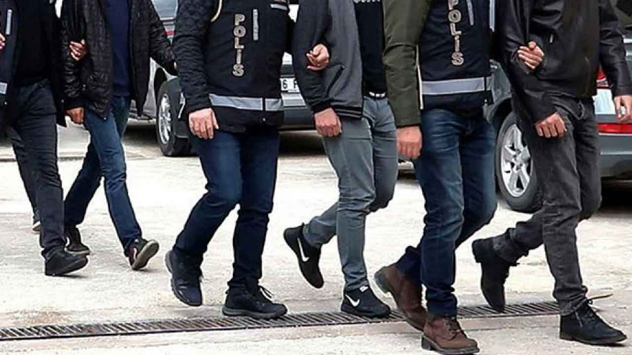 İzmir Cumhuriyet Başsavcılığı koordinasyonunda yürütülen FETÖ/PDY soruşturması kapsamında iki ayrı