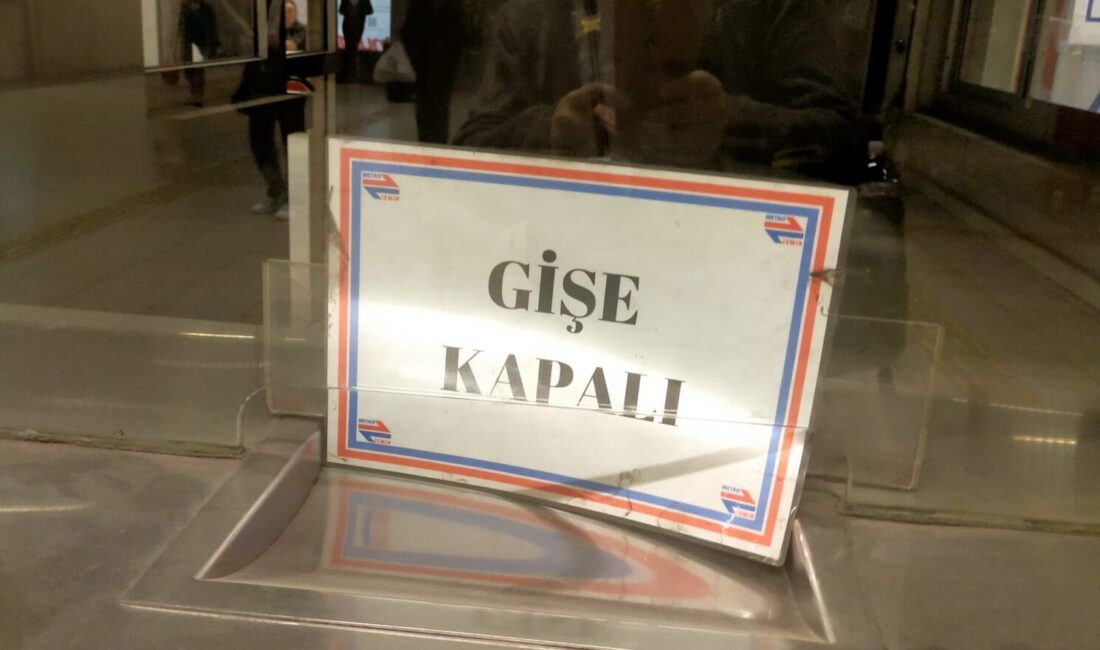 İzmir’in yoğun kullanılan metro istasyonlarından Üçyol’da bilet gişelerinin kapalı olması
