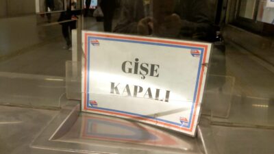 İzmir’in yoğun kullanılan metro istasyonlarından Üçyol’da bilet gişelerinin kapalı olması
