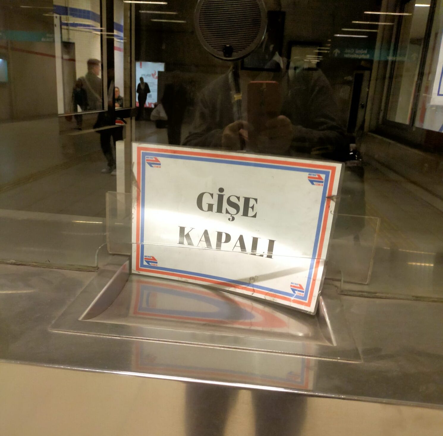 İzmir’in yoğun kullanılan metro istasyonlarından Üçyol’da bilet gişelerinin kapalı olması