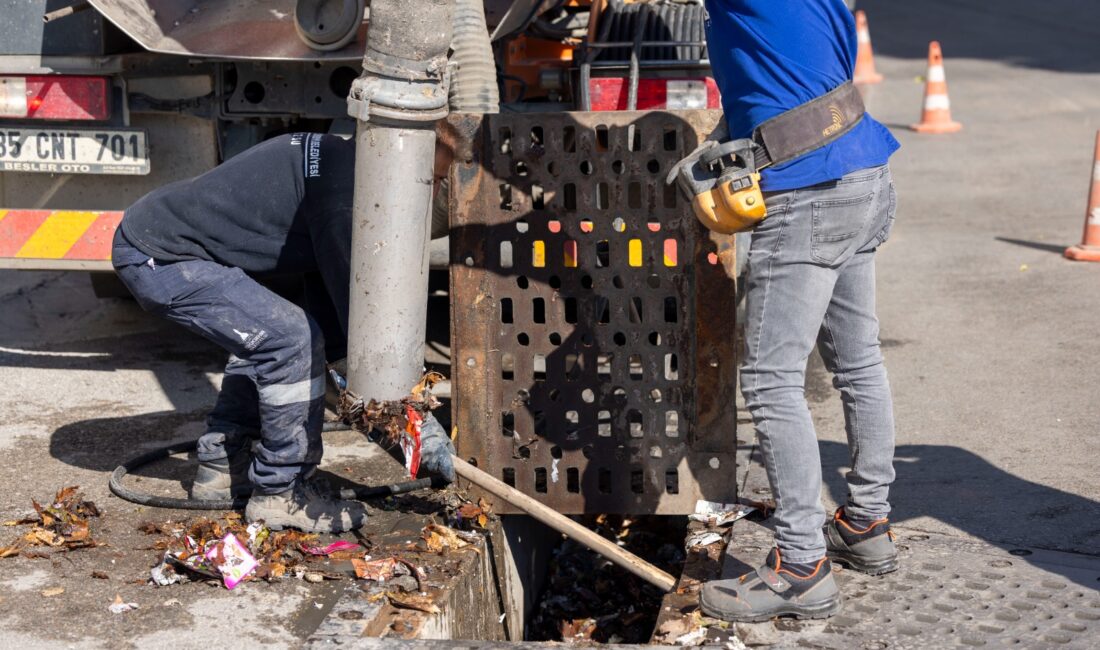 İzmir Büyükşehir Belediyesi ekipleri, yağışların taşkın ve su baskınlarına yol