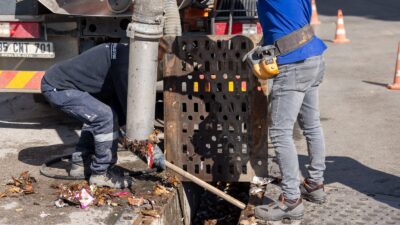 İzmir Büyükşehir Belediyesi ekipleri, yağışların taşkın ve su baskınlarına yol