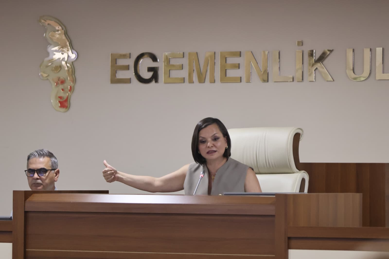 Karabağlar Belediyesi Meclisinin ekim ayı üçüncü oturumu, pazarcılar esnafından tahsil
