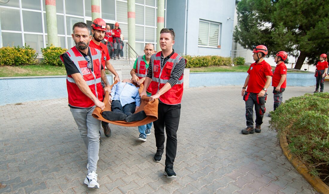 Karşıyaka Belediyesi personeli, Teknik Hizmet Binası’nda gerçekleştirilen deprem tahliye tatbikatıyla