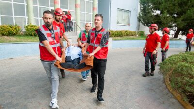 Karşıyaka Belediyesi personeli, Teknik Hizmet Binası’nda gerçekleştirilen deprem tahliye tatbikatıyla