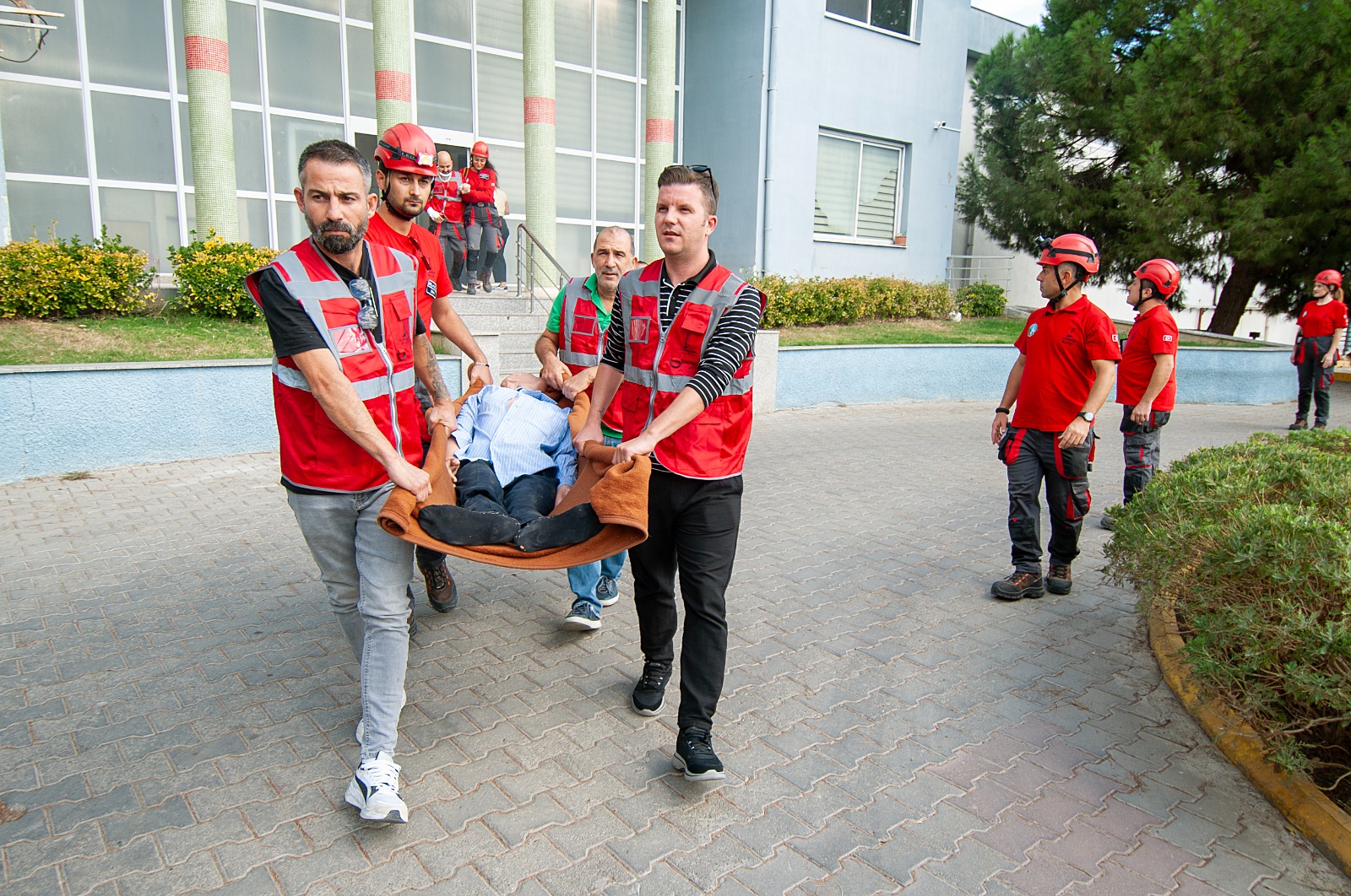 Karşıyaka Belediyesi personeli, Teknik Hizmet Binası’nda gerçekleştirilen deprem tahliye tatbikatıyla