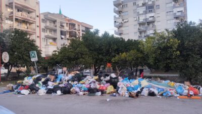 Karşıyaka Belediyesi, ilçede vatandaşların tepkisine neden olan çöp toplama sorununa