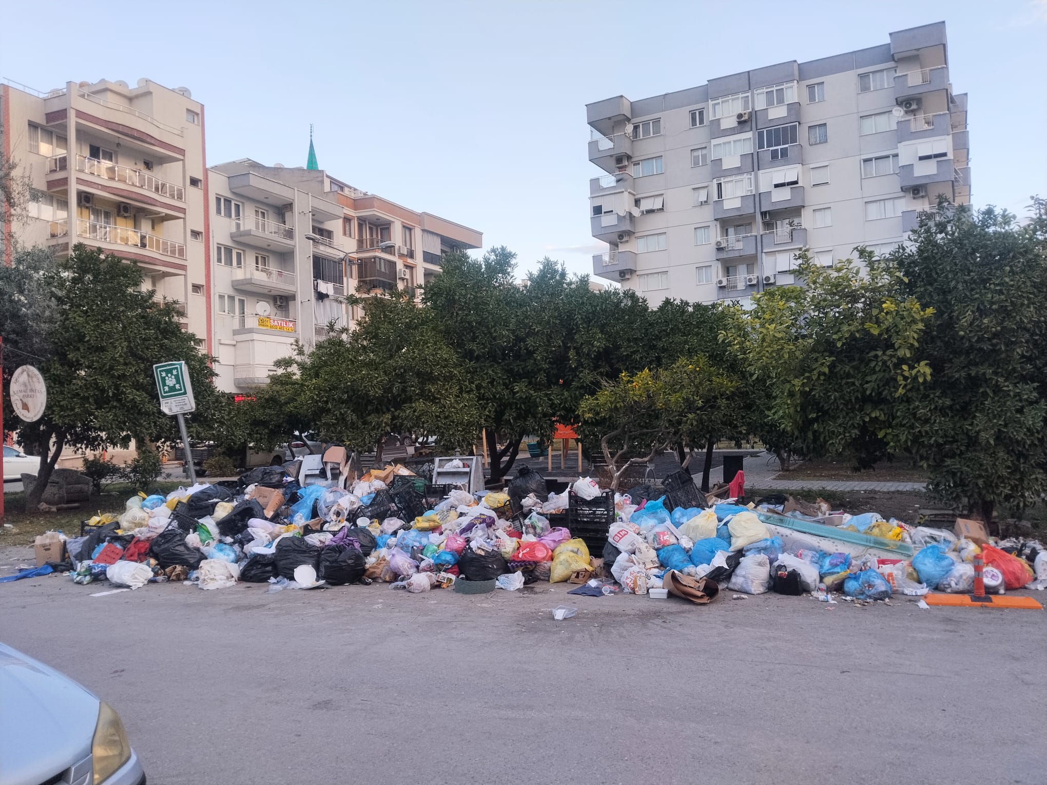 Karşıyaka Belediyesi, ilçede vatandaşların tepkisine neden olan çöp toplama sorununa
