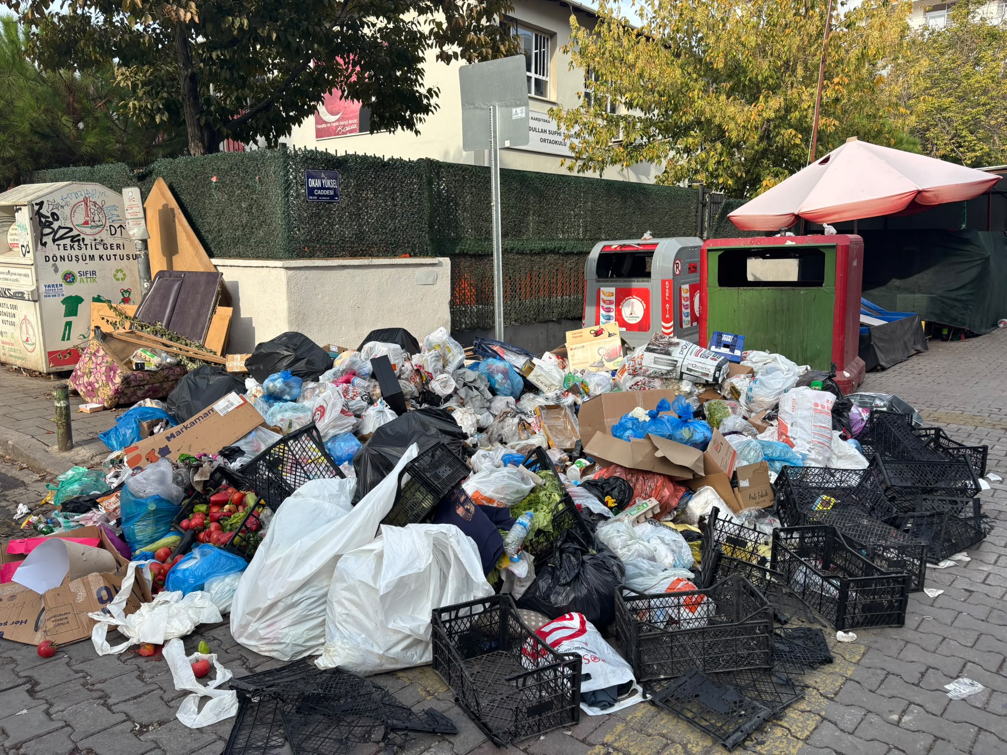 Karşıyaka’da yeniden ortaya çıkan çöp birikintileri ve temizlik hizmetlerinde yaşandığı